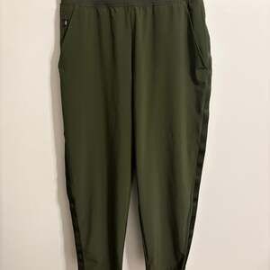 Athleta Nolita Slim Tapered Crop Pant in Aspen Olive Green size 8